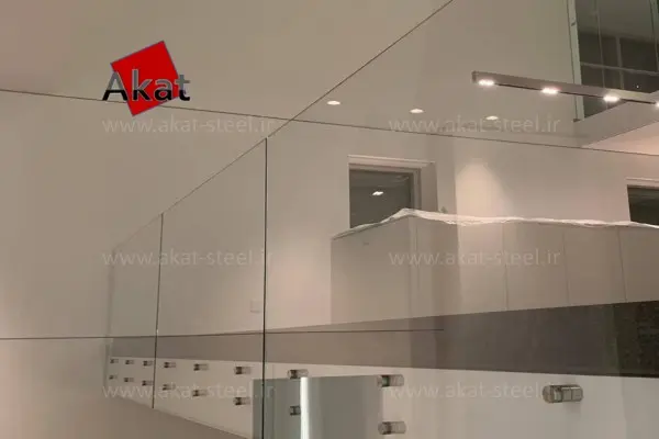نرده شیشه ای نمونه نرده شیشه ای مدرن در راه پله ساختمان