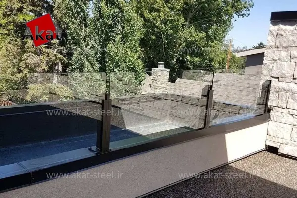 مزایای نرده شیشه ای نرده شیشه ای در بالکن ساختمان مدرن